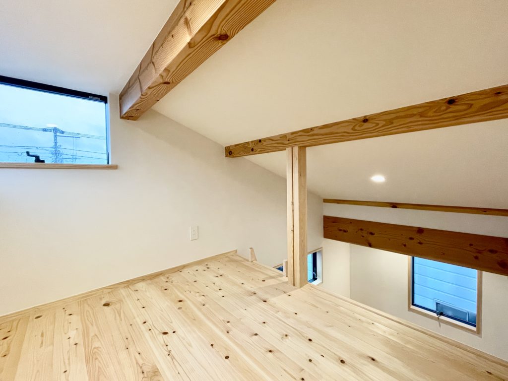 静岡県裾野市佐野に建築したルーフバルコニーと広いウッドデッキの中庭があるパッシブデザインの自然素材の家
全室壁天井は消臭調湿効果が高い珪藻土、床は無垢の桧フローリングなど天然素材仕上げ。
気候風土を考慮したパッシブデザイン設計で明るく風通しのいいサステナブル住宅
ロフトやルーフバルコニーから富士山が一望!
全室造り付け収納を作成、スッキリ物が片付き使い勝手のいい注文住宅です。
レッドシダー仕上げのゲートやウッドデッキの木の目隠し塀などプライバシーを確保しながらアウトドアライフを満喫できるよう配慮した間取り設計です
画像は富士山と箱根の山が見える明るく風通しの良いロフト