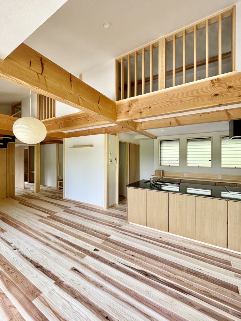 山梨県山中湖讃美ヶ丘別荘地に建築したソーラーシステムそよ風で床暖房する平家の自然素材の家。
山中湖一望!リビングロフト空間やワンコが遊べる屋根付きの広いウッドデッキで内と外が楽しめる別荘・セカンドハウス。
夏や梅雨時は湿気や熱を排気し、冬は太陽熱で温めた外気を床下に送り換気をしながら床暖房するソーラーシステムそよ風とウッドデッキから出入りできる土間に設置した薪ストーブで家中足元から暖かくします。
太陽の熱 光 風の流れなど自然エネルギー 気候風土を考慮したパッシブデザイン設計で明るく風通しのいい爽やかなサステナブル住宅。
全室壁天井は消臭調湿効果が高い珪藻土、床は無垢の杉フローリングなど天然素材仕上げ。
留守中も自然素材とソーラーシステムそよ風の相乗効果で湿気が少なく夏涼しく冬暖かい環境共生住宅です。
造り付け収納でスッキリ物が片付き使い勝手と住み心地のいい移住定住型の別荘・セカンドハウス。
画像は引き込み戸で間仕切りできるロフトが隣接したリビング