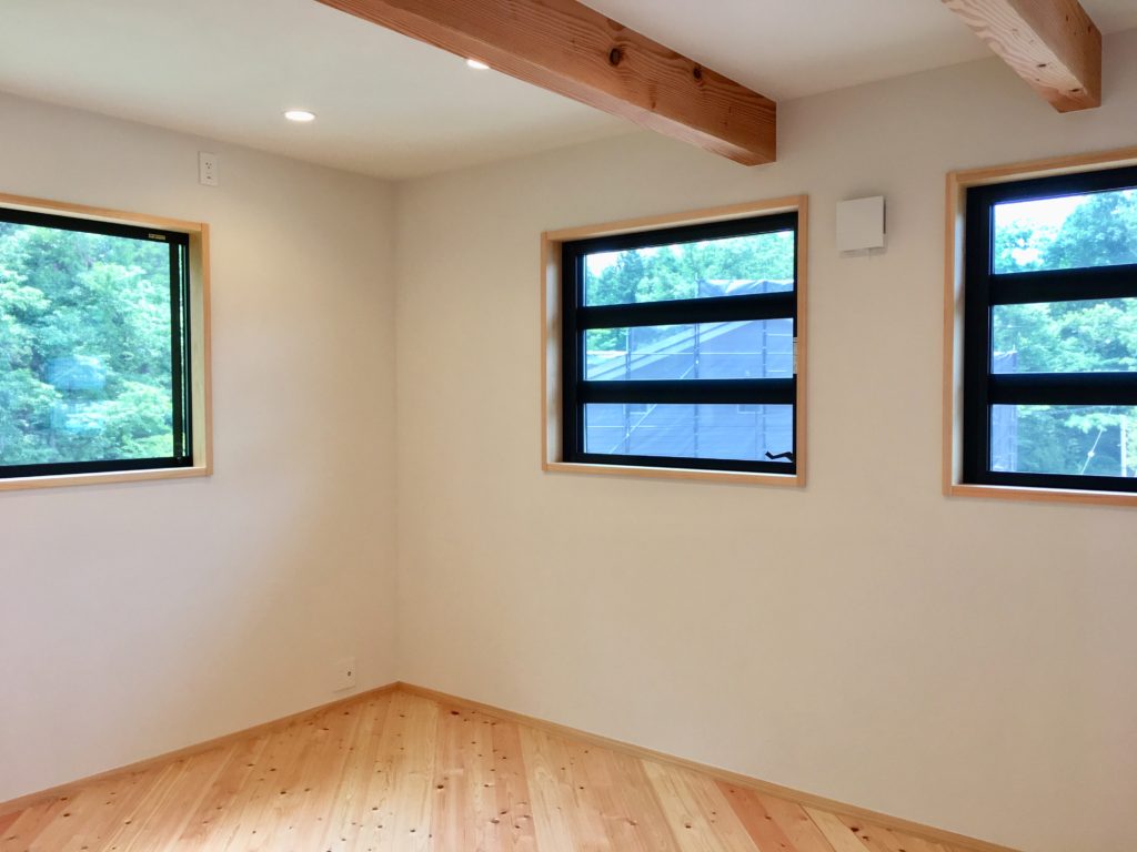 静岡県駿東郡小山町わさび平別荘エリアに建築したソーラーシステムそよ風で床暖房する富士山一望の土間に薪ストーブがある自然素材の家。
夏や梅雨時は湿気や熱を排気し、冬は太陽熱で温めた外気を床下に送り換気をしながら床暖房するソーラーシステムそよ風と富士山一望の土間に設置した薪ストーブで家中足元から暖かくします
太陽の熱 光 風など自然エネルギーや気候風土を考慮したパッシブデザイン設計で明るく風通しのいいサステナブル住宅
全室壁天井は消臭調湿効果が高い珪藻土、床は桧フローリングなど自然素材仕上げ。
自然素材とソーラーシステムそよ風の相乗効果、湿気が少なく夏涼しく冬暖かい環境共生住宅。
全室すっきり物が片付く造り付け収納を作成しているので使い勝手が良く住み心地のいい自然素材の家です。
画像は道路からの角度を変え視線をずらしプライバシーを確保した寝室