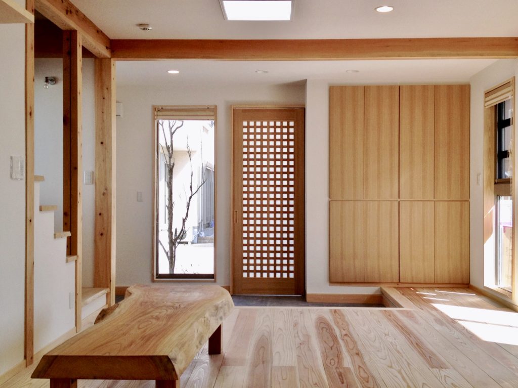 静岡県東部御殿場市に建築したソーラーシステムそよ風で床暖房するルーフバルコニーがある自然素材の家
