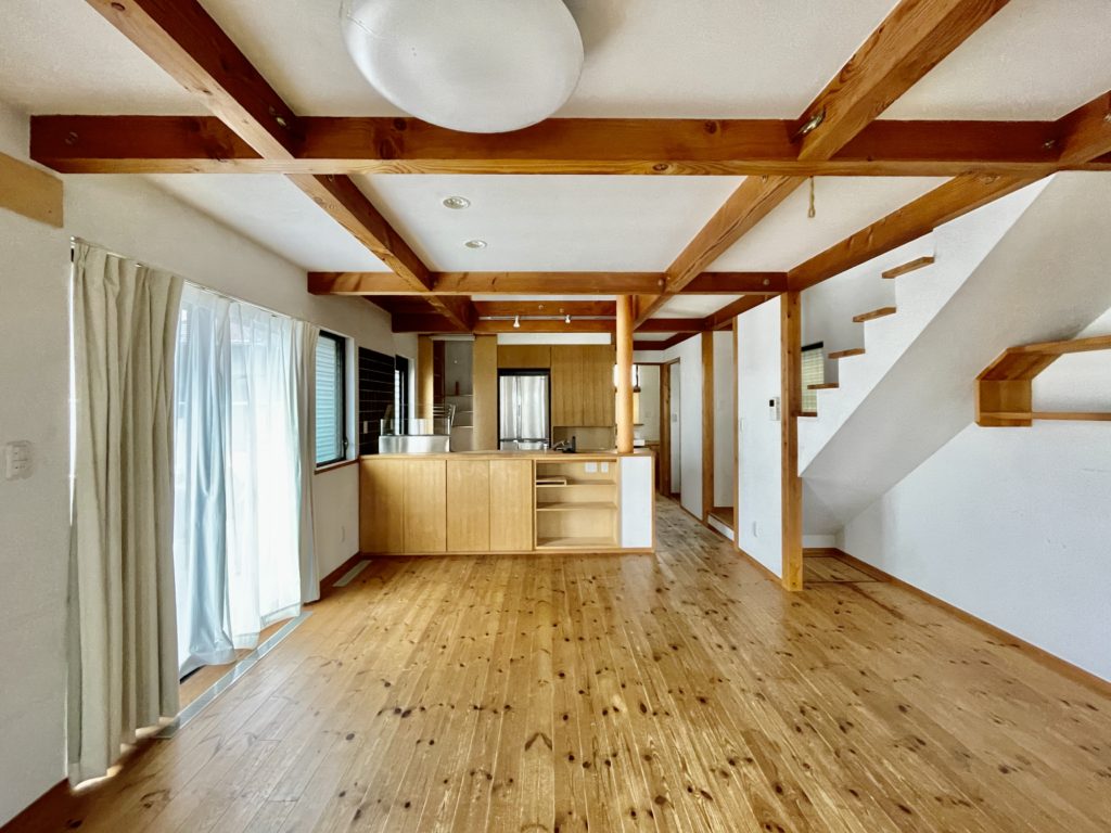 静岡県東部御殿場市に建築したパッシブデザインの自然素材の家
玄関続きの土間に薪ストーブがあり家中暖かくします