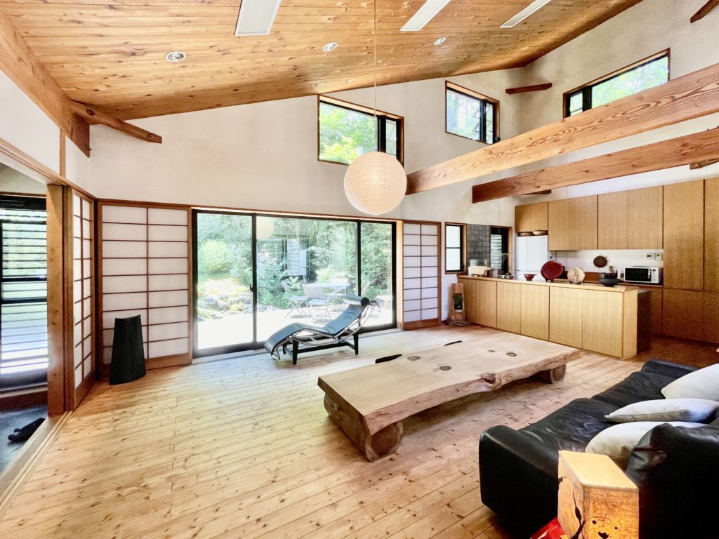静岡県東部裾野市富士急十里木高原別荘地に建築した探彩工房建築設計事務所 富士山リゾートギャラリー&モデルハウス
ペニンシュラ型対面式キッチンで食器棚は造り付けで作成
明るく風通しのいいキッチンです