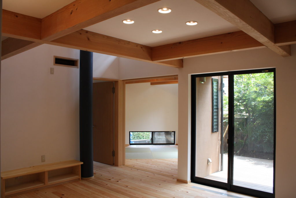 東京都目黒区に建築したソーラーシステムそよ風で床暖房するルーフバルコニーがある自然素材の家