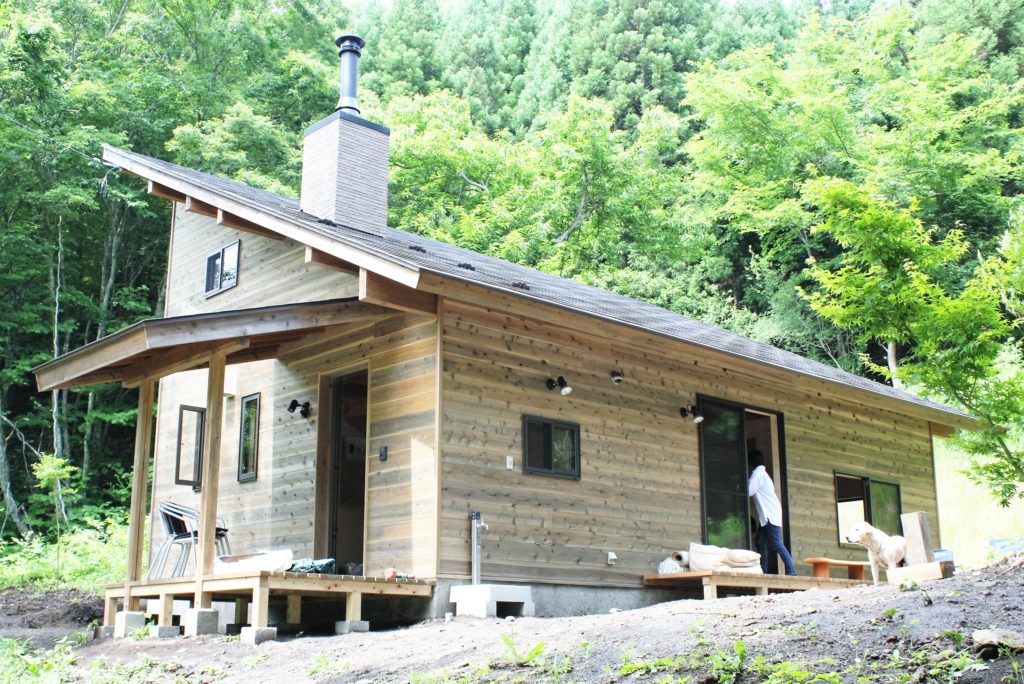 福島県岩瀬郡天栄村に建築した別荘
玄関続きの土間に薪ストーブがある自然素材の家