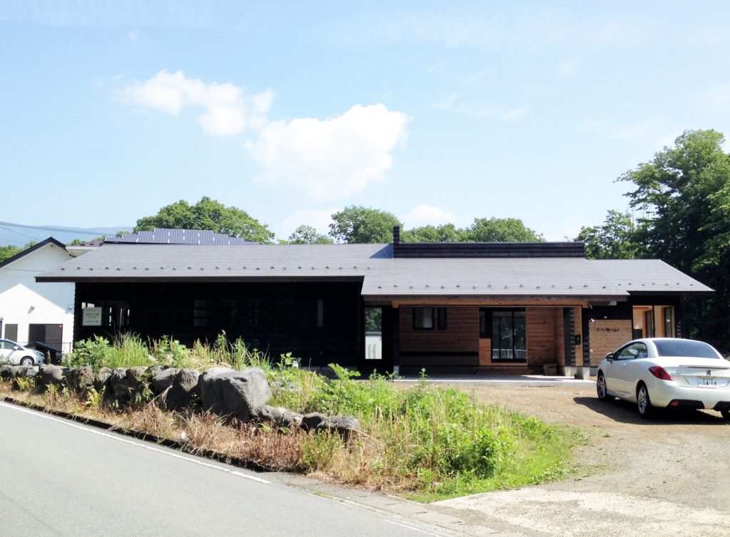 静岡県東部駿東郡小山町わさび平別荘地の建築した２台分のビルトインガレージがあるパッシブデザインの平家の自然素材の家
ビルトインガレージ中庭プライベートスペース、LDKとゾーン分けした間取りプラン