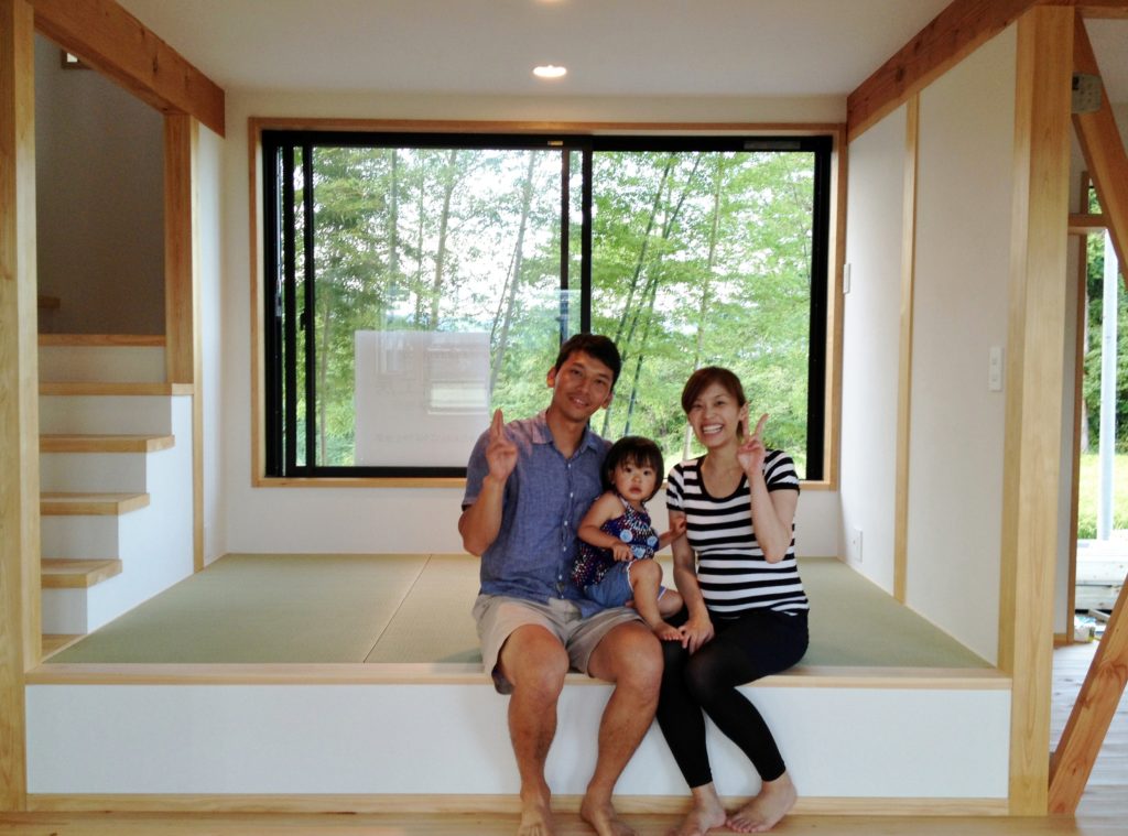 御殿場市増田に建築したソーラーシステムそよ風で床暖房するビルトインガレージがある自然素材の家
吹抜けのリビングと階段に隣接したウッドデッキに出入りできるスキップフロアの畳コーナー
