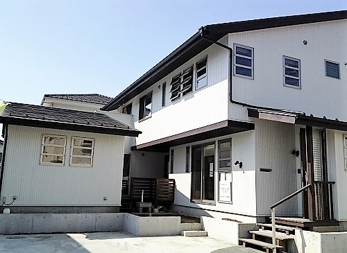 静岡県東部御殿場市に建築したソーラーシステムそよ風で床暖房するルーフバルコニーがある自然素材の家
