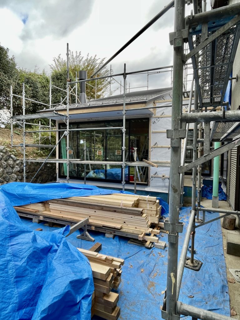 静岡県東部駿東郡小山町菅沼に建築した中庭で母屋とゾーン分けした平家の離れ
猫階段やキャットウォークなどニャン子も楽しいパッシブデザイン設計の自然素材の家
耐震等級をはるかに超えた耐震性と古民家のような大きな梁で丈夫で長持ちする構造架構組み
東西南北と高窓からの通風と採光で明るく風通しのいい吹抜けのリビングはウッドデッキから出入りできる土間に薪ストーブを設置
空気式床暖房と薪ストーブで冬は足元から暖かくします
母屋も大きな梁組で垂木は105サイズ
仕上がってからでは見えない部分も次の世代まで住み継げるサステナブル住宅です
画像は南側から見た離れの様子です
予約制で構造見学会開催中