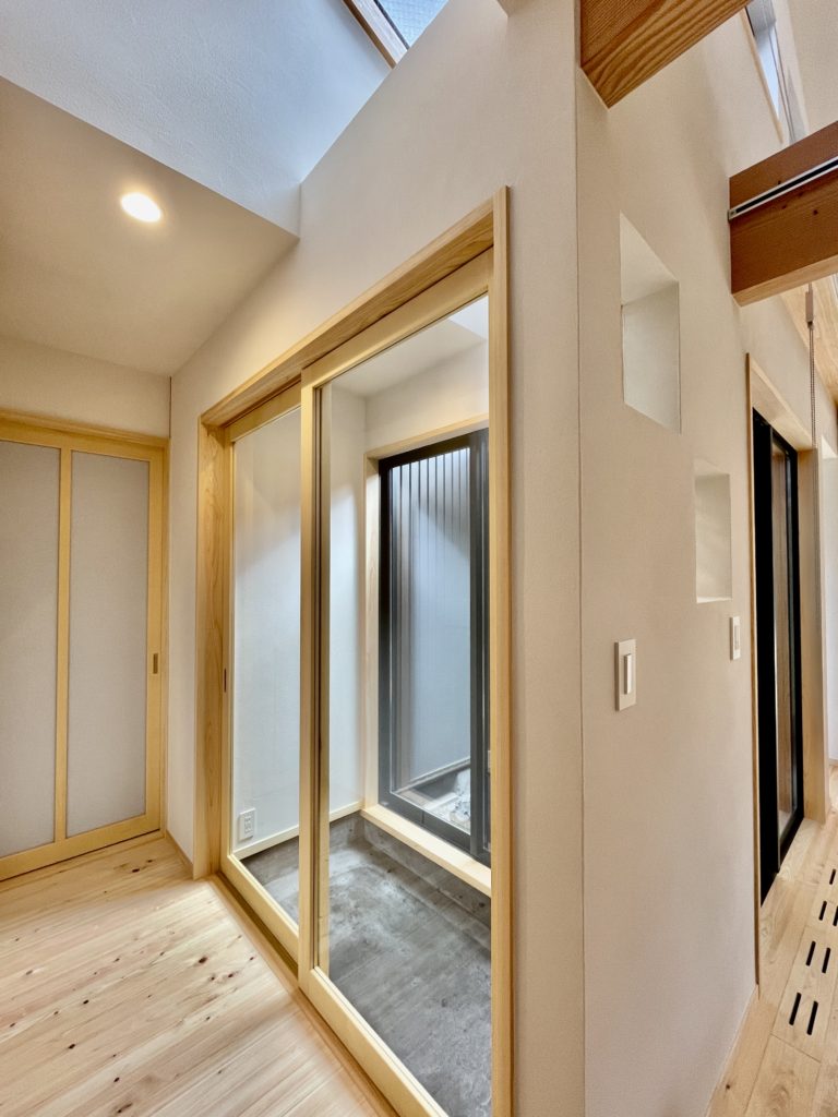 猫と快適に暮らせる自然素材の家
小山町菅沼に建築したパッシブデザインの平家の離れ
全室消臭調湿効果大の珪藻土と無垢の桧フローリングなど天然素材仕上げ
東西南北と高窓からの通風と採光で明るく風通しのいいリビング
夏涼しく冬は温風式床暖房で暖かいサステナブル住宅
猫階段とキャットウォークを作成
アウトドアリビングのウッドデッキから出入りできる床暖房の土間に薪ストーブを設置
母屋tの間に中庭がある家の中も外も楽しめる家です