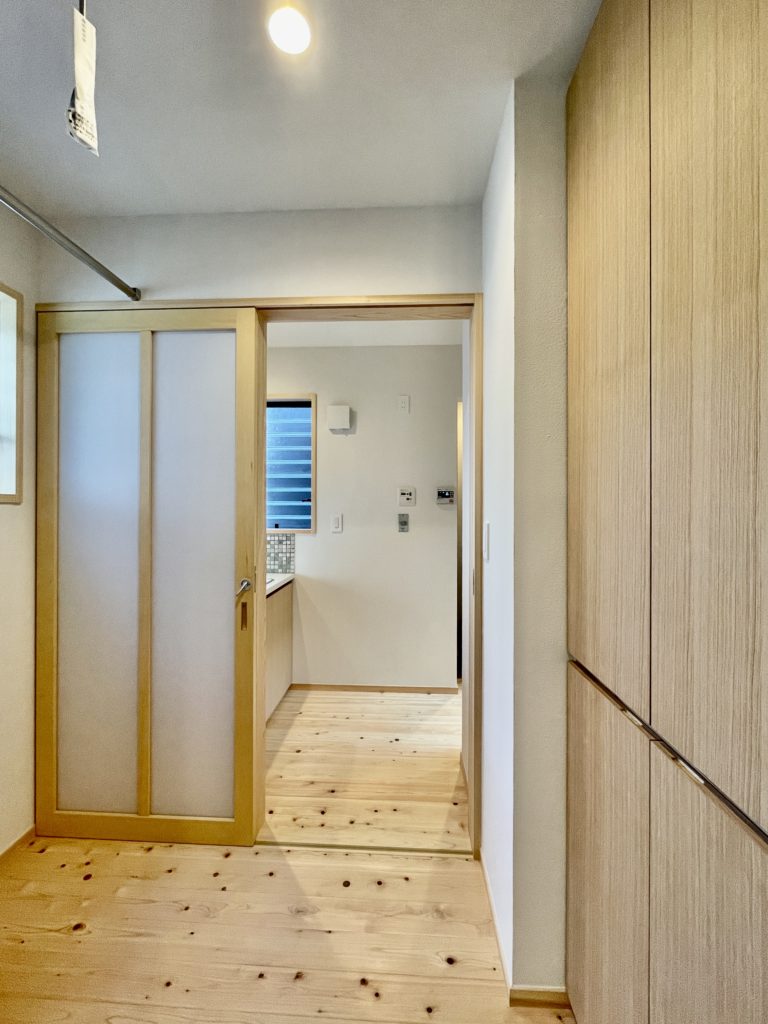 猫と快適に暮らせる自然素材の家
小山町菅沼に建築したパッシブデザインの平家の離れ
全室消臭調湿効果大の珪藻土と無垢の桧フローリングなど天然素材仕上げ
東西南北と高窓からの通風と採光で明るく風通しのいいリビング
夏涼しく冬は温風式床暖房で暖かいサステナブル住宅
猫階段とキャットウォークを作成
アウトドアリビングのウッドデッキから出入りできる床暖房の土間に薪ストーブを設置
母屋tの間に中庭がある家の中も外も楽しめる家です