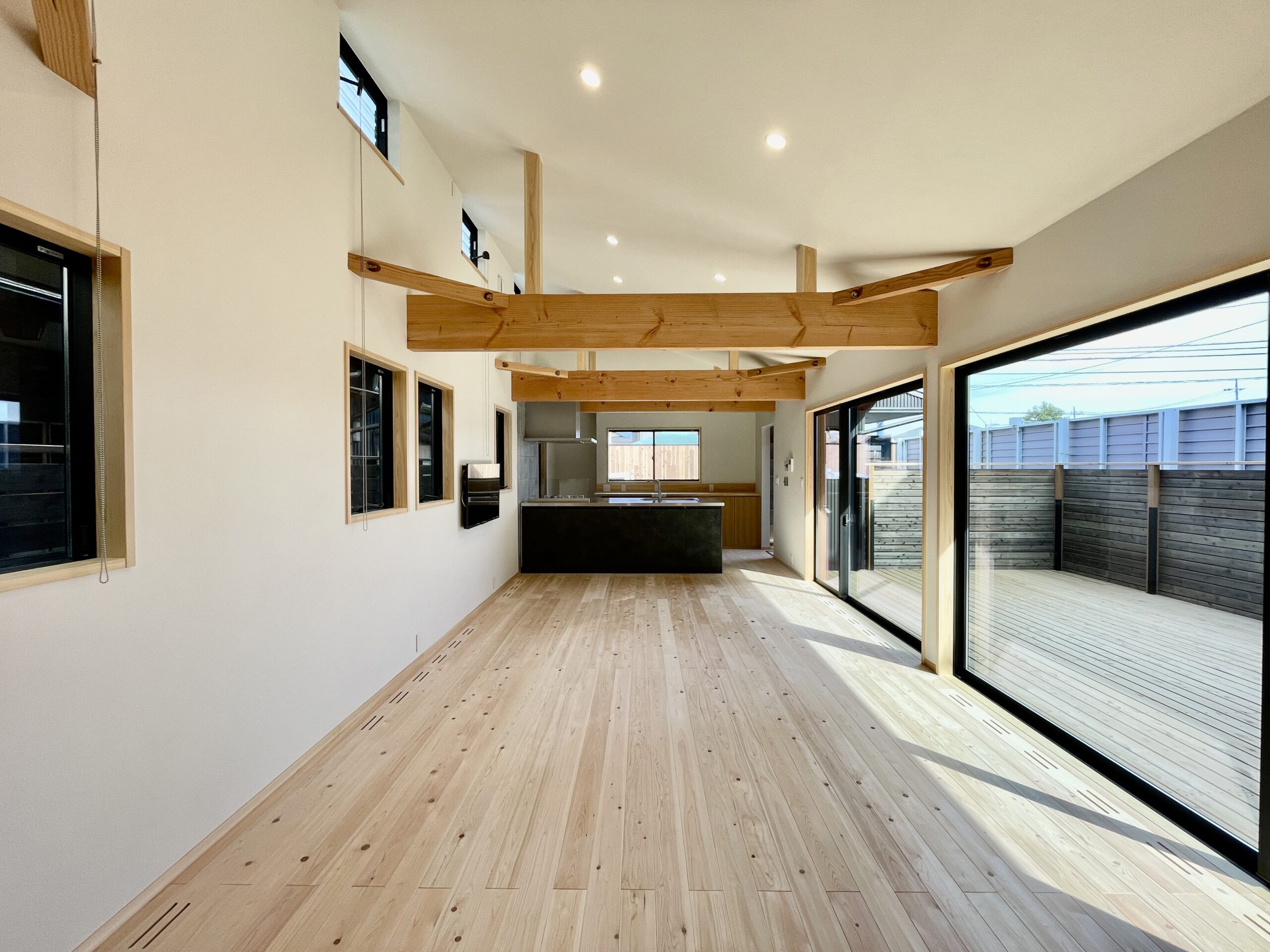 静岡県東部裾野市に建築したルーフバルコニーとウッドデッキの中庭があるパッシブデザインの自然素材の家 壁天井は消臭調湿効果が高い珪藻土、床は無垢の檜フローリングなど天然素材の家 玄関続きのシューズクローク　ウッドデッキの中庭　富士山が見えるルーフバルコニー　ロフト　テレワーク・リモートワークなど在宅勤務スペースなど住んで楽しいサステナブル住宅