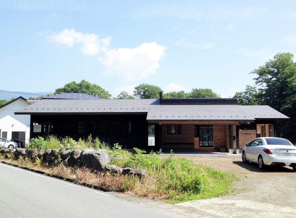 静岡県東部駿東郡小山町山わさび平別荘地に建築したパッシブデザインの平家の自然素材の家 壁天井は消臭調湿効果が高い珪藻土、床は無垢桧フローリングなどサステナブルな天然素材の家 玄関ビルトインガレージでプライベートスペースとリビンをゾーン分けした間取り設計プラン 書斎コーナーロフト　家事コーナー　テレワーク・リモートワークなど在宅勤務スペースがある注文住宅