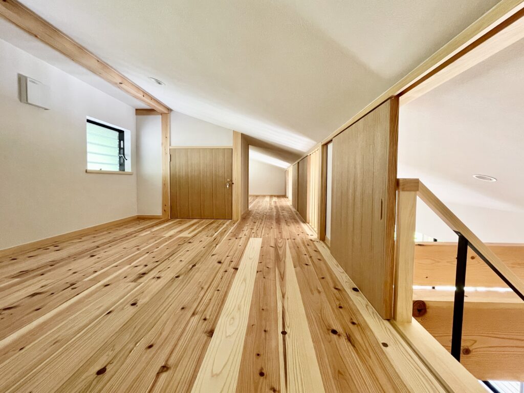 山梨県山中湖讃美ヶ丘別荘地に建築した平家の自然素材の家 夏や梅雨時は湿気や熱を排気し、冬は太陽熱で温めた外気を床下に送り換気をしながら床暖房するソーラーシステムそよ風とウッドデッキに出入りできる床暖房の土間に設置した薪ストーブで家中足元から暖かくします。 壁天井は消臭調湿効果が高い珪藻土、床は無垢のすぐフローリングなど全室天然素材仕上げ 自然素材とソーラーシステムそよ風の相乗効果で湿気が少なく夏涼しく冬暖かい明るく風通しのいい環境共生住宅です 画像はアイランド型対面式の御影石天板の造作キッチン 屋根付きウッドデッキが隣接し山中湖一望 わんこも土間とウッドデッキで楽しく快適に暮らせます