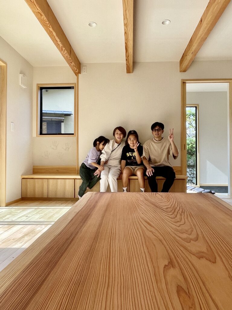 神奈川県山北町に建築したサステナブルデザインの自然素材の家
リビング階段は鉄骨で勾配が緩く小さいお子さんから高齢者までゆったり昇降できます
将来薪ストーブを設置する為階段下は黒御影石仕上げで薪を撮りに行きやすいように開口部から外に出られる設計となっています
対面式の御影石天板の造作キッチン 食器棚 パントリー収納も造り付けで作成
すっきりものが片付きます
キッチンに隣接してお子さんのスタディーコーナー兼家事コーナーがあります
明るく風通しのいいリビングは温風式床暖房でリビング階段でも暖かく暮らすことができます