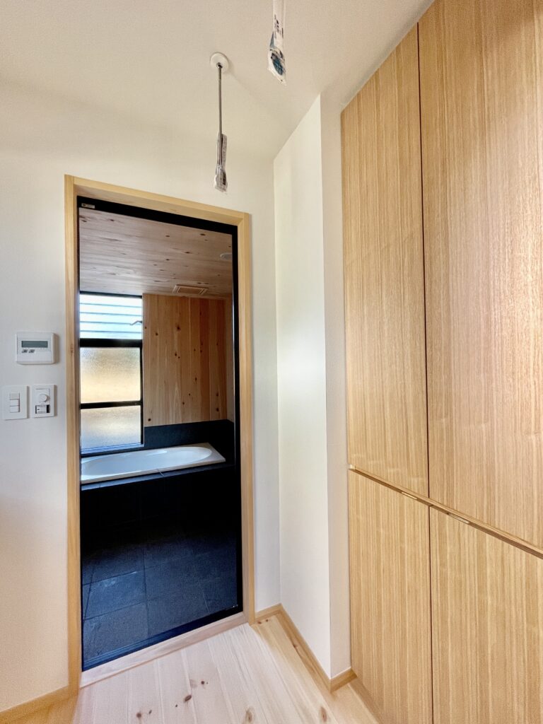 御殿場市に建築したパッシブデザインのサステナブルな自然素材の家。夏や梅雨時は湿気や熱を排気し、冬は太陽熱で温めた外気を床下に送り換気をしながら床暖房するソーラーシステムそよ風で家中暖かくします。 全室壁天井は消臭調湿効果が高い珪藻土、床は無垢の桧フローリングなど天然素材仕上げ。 自然素材とソーラーシステムそよ風の相乗効果で湿気が少なく夏涼しく冬暖かいサステナブルな環境共生住宅です。 趣味のスノーボードのワックス掛けができる広い玄関土間。 子供の成長に合わせ将来造作収納家具で間仕切りできる子供部屋。 温泉気分で入浴できる1.25坪サイズの浴室。 御影石天板の造作キッチンと食器棚を造り付けで作成。 2階吹抜けのリビングに隣接した富士山一望のウッドデッキのルーフバルコニーはアウトドアリビングでグランピング気分が味わえます。 御影石天板の造作キッチンと一体化した畳ベンチ、無垢一枚もののダイニングテーブル、パントリー収納、リビングの家事、リモート・テレワークコーナー、テレビ台、脱衣室収納、造作洗面化粧台、カウンター机など造り付けで収納を作成。 ウォークスルーシューズインクローク、玄関下足入れ、階段下収納、ファミリーウォークインクローゼットなど収納がたくさんあるのでスッキリものが片付き使い勝手がいい2階リビングの注文住宅を新築しました。