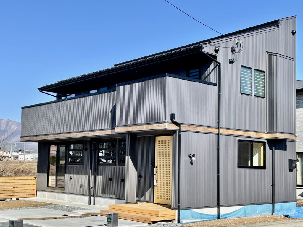 静岡県東部御殿場市に建築したソーラーシステムそよ風で床暖房する自然素材の家。パッシブデザインで湿気が少なく夏涼しく冬暖かい明るく風通しのいい環境共生住宅。ルーフバルコニーはウッドデッキでBBQなどグランピング気分でアウトドアライフを楽しめます。富士山一望の2階リビングは吹抜けで畳ベンチのダイニングコーナーや家事コーナーがあり使い勝手がよく住みやすい住空間となっています。