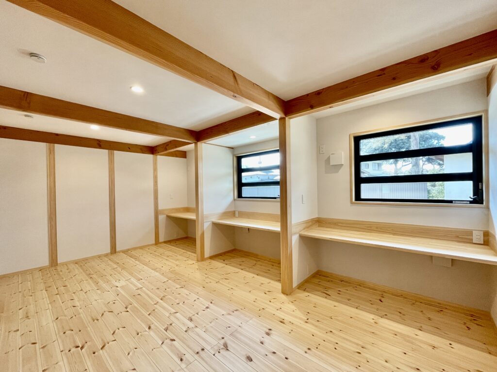 御殿場市に建築したパッシブデザインのサステナブルな自然素材の家。夏や梅雨時は湿気や熱を排気し、冬は太陽熱で温めた外気を床下に送り換気をしながら床暖房するソーラーシステムそよ風で家中暖かくします。 全室壁天井は消臭調湿効果が高い珪藻土、床は無垢の桧フローリングなど天然素材仕上げ。 自然素材とソーラーシステムそよ風の相乗効果で湿気が少なく夏涼しく冬暖かいサステナブルな環境共生住宅です。 趣味のスノーボードのワックス掛けができる広い玄関土間。 子供の成長に合わせ将来造作収納家具で間仕切りできる子供部屋。 温泉気分で入浴できる1.25坪サイズの浴室。 御影石天板の造作キッチンと食器棚を造り付けで作成。 2階吹抜けのリビングに隣接した富士山一望のウッドデッキのルーフバルコニーはアウトドアリビングでグランピング気分が味わえます。 御影石天板の造作キッチンと一体化した畳ベンチ、無垢一枚もののダイニングテーブル、パントリー収納、リビングの家事、リモート・テレワークコーナー、テレビ台、脱衣室収納、造作洗面化粧台、カウンター机など造り付けで収納を作成。 ウォークスルーシューズインクローク、玄関下足入れ、階段下収納、ファミリーウォークインクローゼットなど収納がたくさんあるのでスッキリものが片付き使い勝手がいい2階リビングの注文住宅を新築しました。