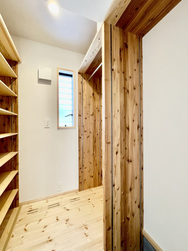 御殿場市に建築したパッシブデザインのサステナブルな自然素材の家。夏や梅雨時は湿気や熱を排気し、冬は太陽熱で温めた外気を床下に送り換気をしながら床暖房するソーラーシステムそよ風で家中暖かくします。 全室壁天井は消臭調湿効果が高い珪藻土、床は無垢の桧フローリングなど天然素材仕上げ。 自然素材とソーラーシステムそよ風の相乗効果で湿気が少なく夏涼しく冬暖かいサステナブルな環境共生住宅です。 趣味のスノーボードのワックス掛けができる広い玄関土間。 子供の成長に合わせ将来造作収納家具で間仕切りできる子供部屋。 温泉気分で入浴できる1.25坪サイズの浴室。 御影石天板の造作キッチンと食器棚を造り付けで作成。 2階吹抜けのリビングに隣接した富士山一望のウッドデッキのルーフバルコニーはアウトドアリビングでグランピング気分が味わえます。 御影石天板の造作キッチンと一体化した畳ベンチ、無垢一枚もののダイニングテーブル、パントリー収納、リビングの家事、リモート・テレワークコーナー、テレビ台、脱衣室収納、造作洗面化粧台、カウンター机など造り付けで収納を作成。 ウォークスルーシューズインクローク、玄関下足入れ、階段下収納、ファミリーウォークインクローゼットなど収納がたくさんあるのでスッキリものが片付き使い勝手がいい2階リビングの注文住宅を新築しました。