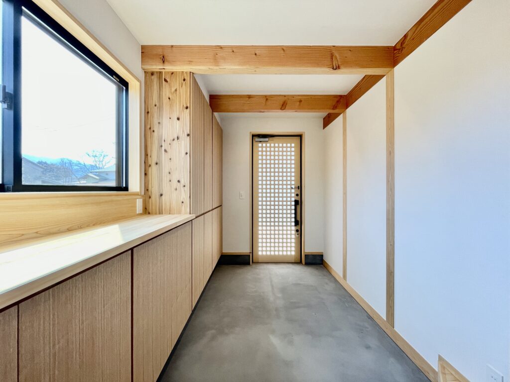 静岡県東部御殿場市に建築したソーラーシステムそよ風で床暖房する自然素材の家。パッシブデザインで湿気が少なく夏涼しく冬暖かい明るく風通しのいい環境共生住宅。ルーフバルコニーはウッドデッキでBBQなどグランピング気分でアウトドアライフを楽しめます。富士山一望の2階リビングは吹抜けで畳ベンチのダイニングコーナーや家事コーナーがあり使い勝手がよく住みやすい住空間となっています。