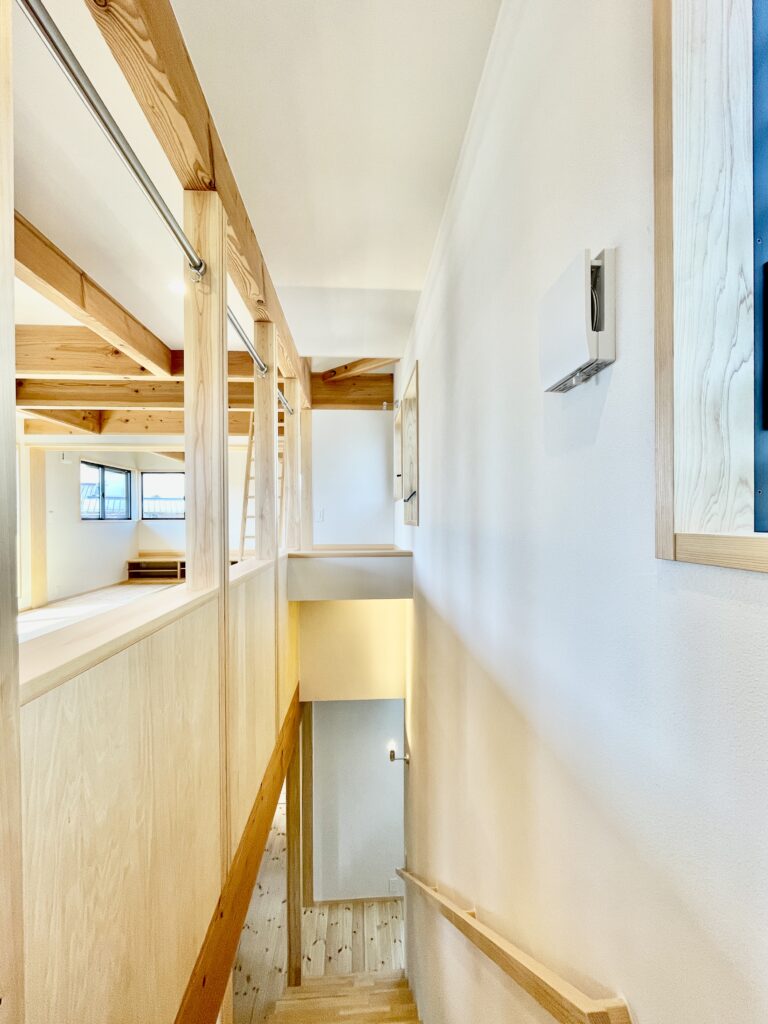 御殿場市に建築したパッシブデザインのサステナブルな自然素材の家。夏や梅雨時は湿気や熱を排気し、冬は太陽熱で温めた外気を床下に送り換気をしながら床暖房するソーラーシステムそよ風で家中暖かくします。 全室壁天井は消臭調湿効果が高い珪藻土、床は無垢の桧フローリングなど天然素材仕上げ。 自然素材とソーラーシステムそよ風の相乗効果で湿気が少なく夏涼しく冬暖かいサステナブルな環境共生住宅です。 趣味のスノーボードのワックス掛けができる広い玄関土間。 子供の成長に合わせ将来造作収納家具で間仕切りできる子供部屋。 温泉気分で入浴できる1.25坪サイズの浴室。 御影石天板の造作キッチンと食器棚を造り付けで作成。 2階吹抜けのリビングに隣接した富士山一望のウッドデッキのルーフバルコニーはアウトドアリビングでグランピング気分が味わえます。 御影石天板の造作キッチンと一体化した畳ベンチ、無垢一枚もののダイニングテーブル、パントリー収納、リビングの家事、リモート・テレワークコーナー、テレビ台、脱衣室収納、造作洗面化粧台、カウンター机など造り付けで収納を作成。 ウォークスルーシューズインクローク、玄関下足入れ、階段下収納、ファミリーウォークインクローゼットなど収納がたくさんあるのでスッキリものが片付き使い勝手がいい2階リビングの注文住宅を新築しました。