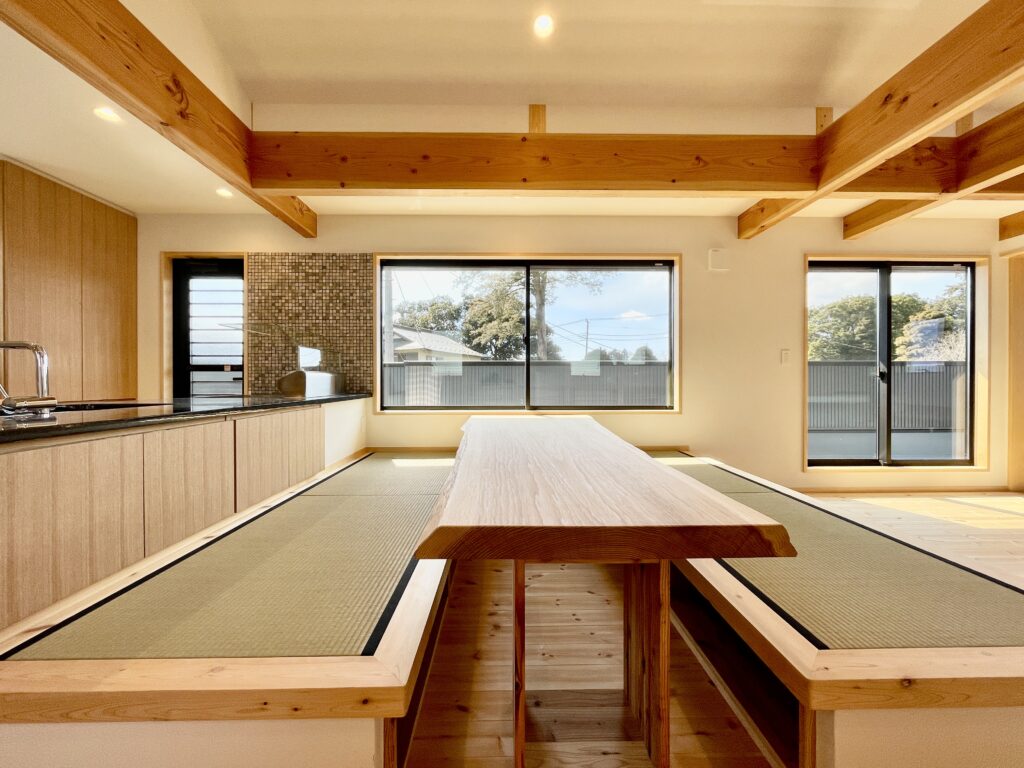 御殿場市に建築したパッシブデザインのサステナブルな自然素材の家。夏や梅雨時は湿気や熱を排気し、冬は太陽熱で温めた外気を床下に送り換気をしながら床暖房するソーラーシステムそよ風で家中暖かくします。 全室壁天井は消臭調湿効果が高い珪藻土、床は無垢の桧フローリングなど天然素材仕上げ。 自然素材とソーラーシステムそよ風の相乗効果で湿気が少なく夏涼しく冬暖かいサステナブルな環境共生住宅です。 趣味のスノーボードのワックス掛けができる広い玄関土間。 子供の成長に合わせ将来造作収納家具で間仕切りできる子供部屋。 温泉気分で入浴できる1.25坪サイズの浴室。 御影石天板の造作キッチンと食器棚を造り付けで作成。 2階吹抜けのリビングに隣接した富士山一望のウッドデッキのルーフバルコニーはアウトドアリビングでグランピング気分が味わえます。 御影石天板の造作キッチンと一体化した畳ベンチ、無垢一枚もののダイニングテーブル、パントリー収納、リビングの家事、リモート・テレワークコーナー、テレビ台、脱衣室収納、造作洗面化粧台、カウンター机など造り付けで収納を作成。 ウォークスルーシューズインクローク、玄関下足入れ、階段下収納、ファミリーウォークインクローゼットなど収納がたくさんあるのでスッキリものが片付き使い勝手がいい2階リビングの注文住宅を新築しました。