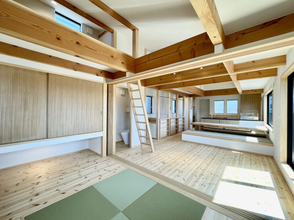 静岡県東部御殿場市に建築したソーラーシステムそよ風で床暖房する自然素材の家。パッシブデザインで湿気が少なく夏涼しく冬暖かい明るく風通しのいい環境共生住宅。ルーフバルコニーはウッドデッキでBBQなどグランピング気分でアウトドアライフを楽しめます。富士山一望の2階リビングは吹抜けで畳ベンチのダイニングコーナーや家事コーナーがあり使い勝手がよく住みやすい住空間となっています。