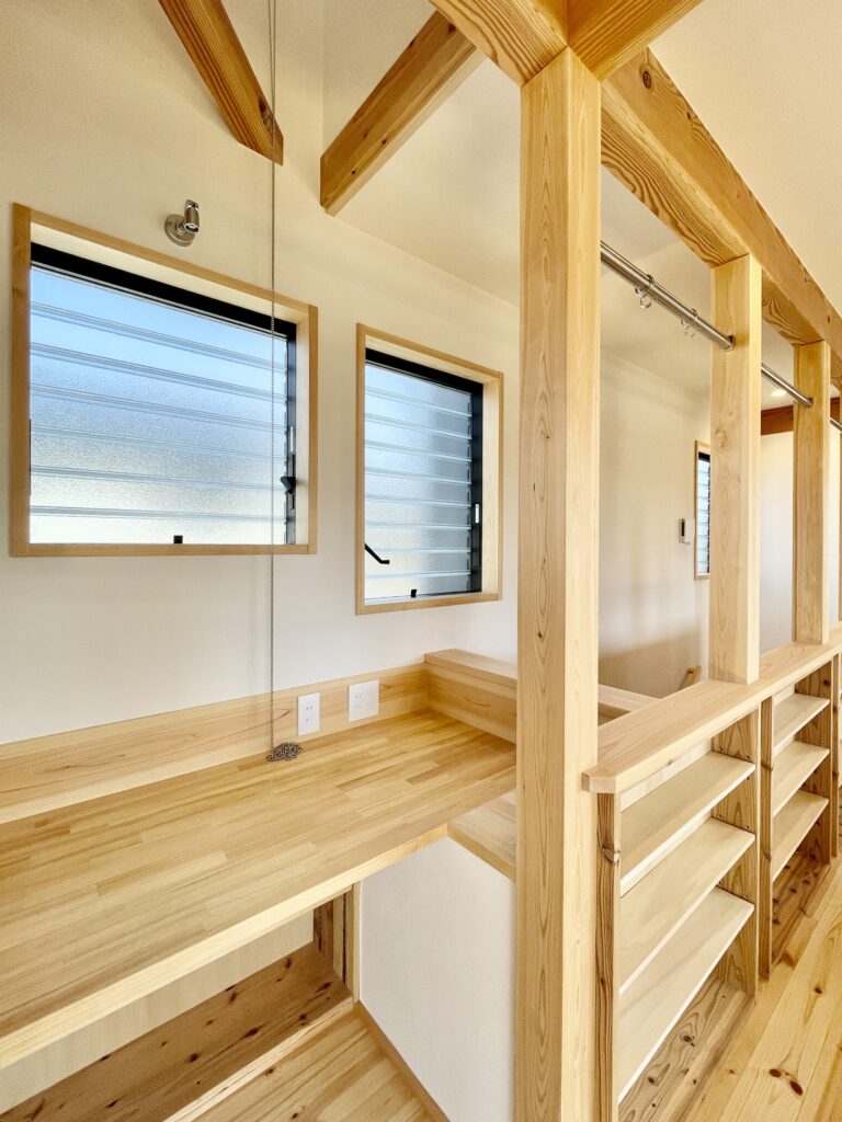 御殿場市に建築したパッシブデザインのサステナブルな自然素材の家。夏や梅雨時は湿気や熱を排気し、冬は太陽熱で温めた外気を床下に送り換気をしながら床暖房するソーラーシステムそよ風で家中暖かくします。 全室壁天井は消臭調湿効果が高い珪藻土、床は無垢の桧フローリングなど天然素材仕上げ。 自然素材とソーラーシステムそよ風の相乗効果で湿気が少なく夏涼しく冬暖かいサステナブルな環境共生住宅です。 趣味のスノーボードのワックス掛けができる広い玄関土間。 子供の成長に合わせ将来造作収納家具で間仕切りできる子供部屋。 温泉気分で入浴できる1.25坪サイズの浴室。 御影石天板の造作キッチンと食器棚を造り付けで作成。 2階吹抜けのリビングに隣接した富士山一望のウッドデッキのルーフバルコニーはアウトドアリビングでグランピング気分が味わえます。 御影石天板の造作キッチンと一体化した畳ベンチ、無垢一枚もののダイニングテーブル、パントリー収納、リビングの家事、リモート・テレワークコーナー、テレビ台、脱衣室収納、造作洗面化粧台、カウンター机など造り付けで収納を作成。 ウォークスルーシューズインクローク、玄関下足入れ、階段下収納、ファミリーウォークインクローゼットなど収納がたくさんあるのでスッキリものが片付き使い勝手がいい2階リビングの注文住宅を新築しました。