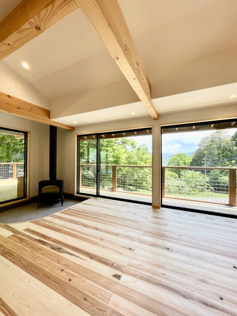 山梨県山中湖讃美ヶ丘別荘地に自然素材で建築した山中湖が一望できる平家の別荘・セカンドハウス。 ソーラーシステムそよ風で床暖房するパッシブデザインのサステナブルな環境共生住宅。 全室造り付け収納があるのでスッキリものが片付き使い勝手が良く住みやすい平家の自然素材の家です。 また全室壁天井は消臭調湿効果が高い珪藻土仕上げ、床は無垢の桧フローリング仕上げ。 ソーラーシステムそよ風と自然素材の相乗効果で留守でも湿気が少なく夏涼しく冬暖かい明るく風通しのいい永住型別荘です。