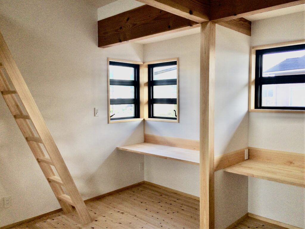 裾野市に建築したソーラーシステムそよ風で床暖房するパッシブデザインの自然素材の家 画像は将来造作家具で間仕切りできる吹抜けがある子供室