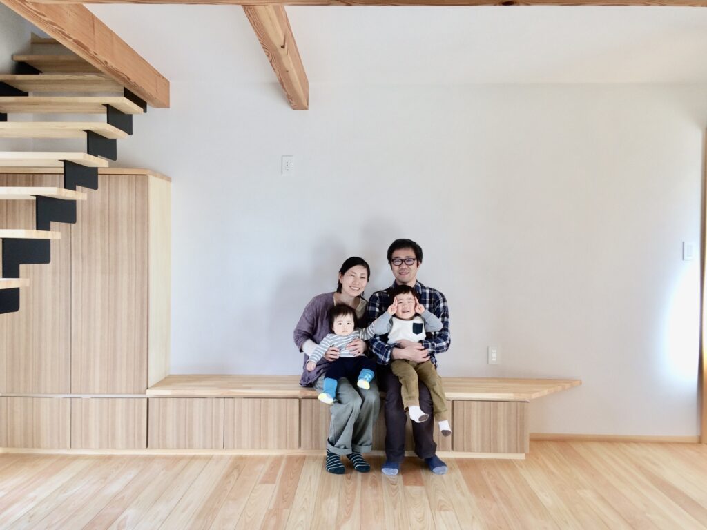 裾野市に建築したソーラーシステムそよ風で床暖房するパッシブデザインの自然素材の家 画像はテレビ台を造り付けで作成した吹抜けのリビング
