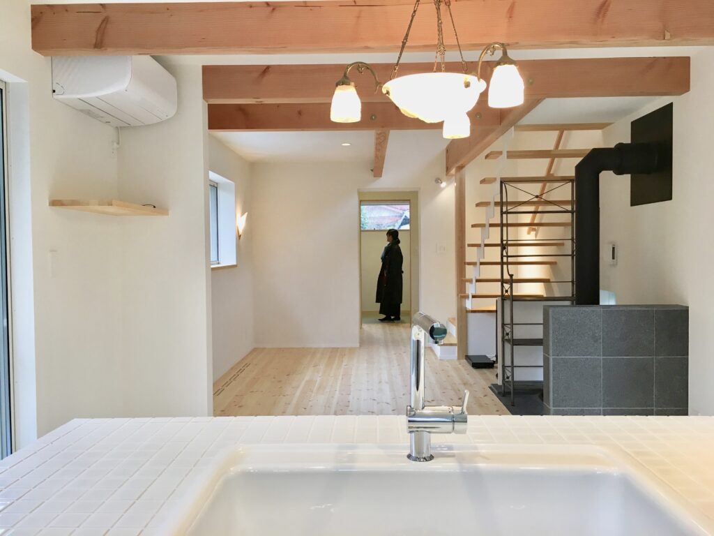 神奈川県箱根町仙石原別荘地に建築したソーラーシステムそよ風で床暖房するパッシブデザインの自然素材の家
画像は鉄骨のリビング階段下に薪ストーブを設置した吹抜けのリビング