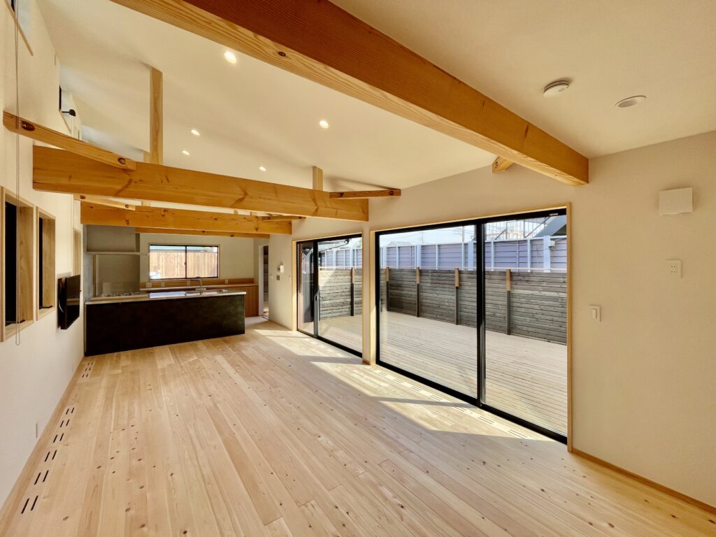 静岡県東部裾野市佐野に建築したパッシブデザインの自然素材の家建築設計施工事例。
主な特徴は
・レッドシダー羽目板のゲート
・木の塀で目隠ししたウッドデッキの中庭
・鉄骨のリビング階段
・ウッドデッキの洗濯物干しと布団干しスペース
・シューズクローク
・ウォークインクローゼット
・テレワーク・リモートワークスペース
・キッチンシンクを組み込んだ造作洗面化粧台
・御影石と檜の羽目板仕上げの浴室
・富士山一望のロフト
・富士山一望のルーフバルコニー
全室消臭調湿効果が高い珪藻土 床は無垢の桧フローリングなど天然素材仕上げ。
収納がたくさんあって使い勝手が良く住み心地がいいサステナブルな自然素材の家です。