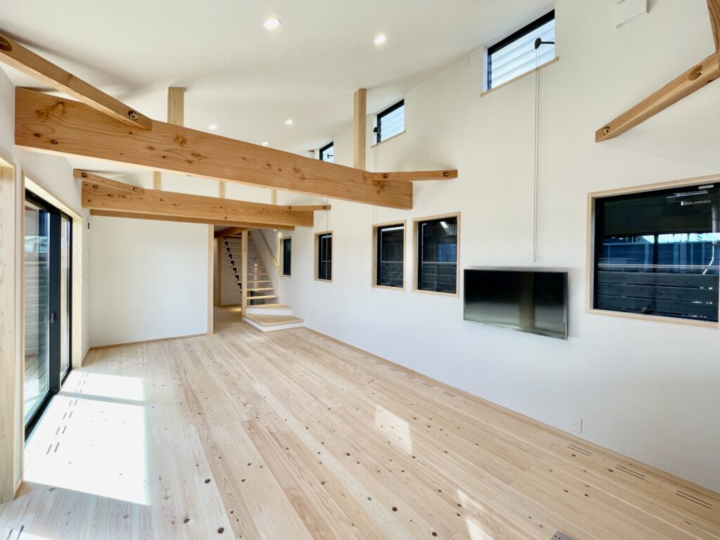 静岡県東部裾野市佐野に建築したパッシブデザインの自然素材の家建築設計施工事例。
主な特徴は
・レッドシダー羽目板のゲート
・木の塀で目隠ししたウッドデッキの中庭
・鉄骨のリビング階段
・ウッドデッキの洗濯物干しと布団干しスペース
・シューズクローク
・ウォークインクローゼット
・テレワーク・リモートワークスペース
・キッチンシンクを組み込んだ造作洗面化粧台
・御影石と檜の羽目板仕上げの浴室
・富士山一望のロフト
・富士山一望のルーフバルコニー
全室消臭調湿効果が高い珪藻土 床は無垢の桧フローリングなど天然素材仕上げ。
収納がたくさんあって使い勝手が良く住み心地がいいサステナブルな自然素材の家です。
3方向と高窓からの通風と採光で明るく風通しのいいLDK。