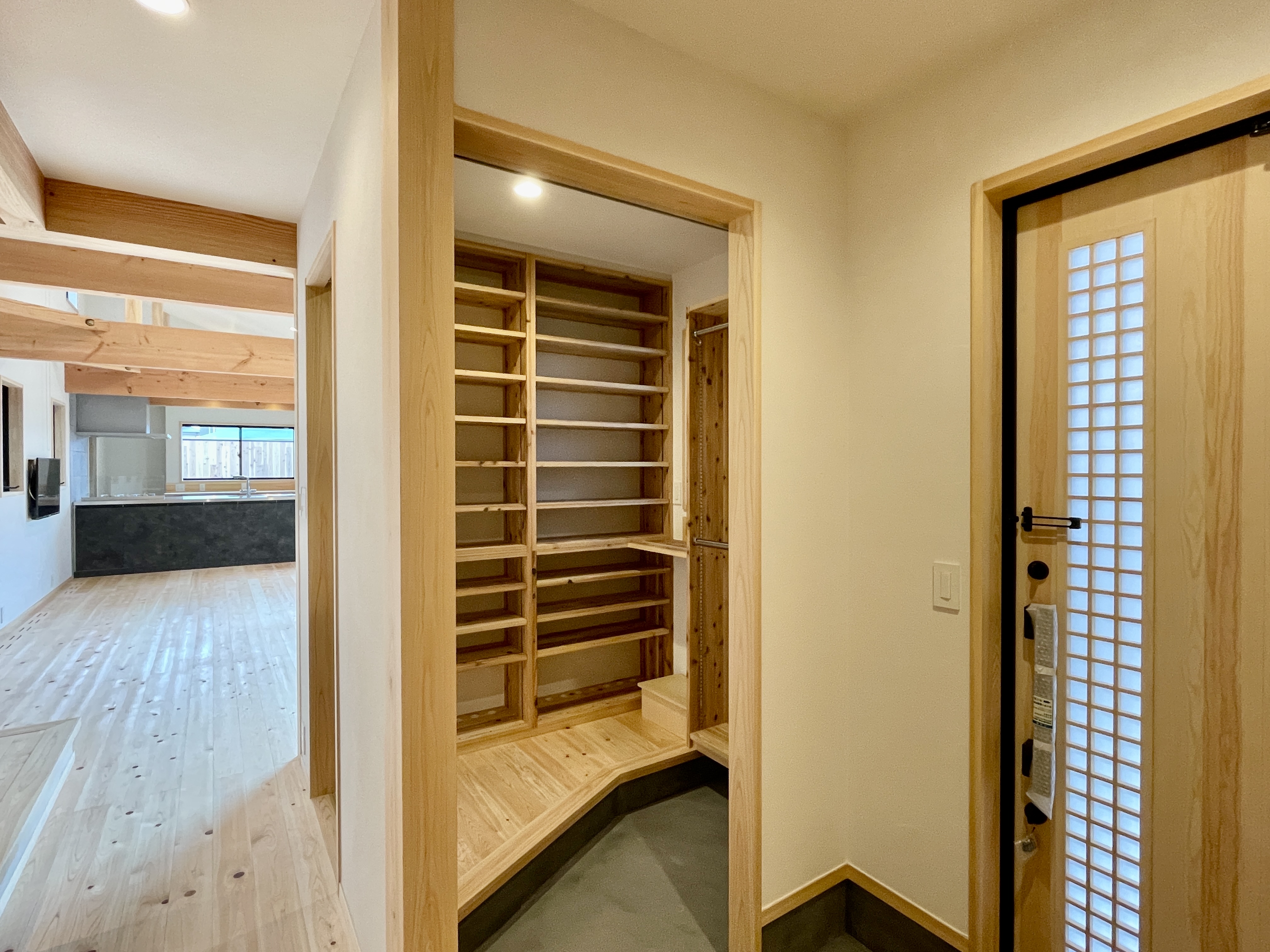 静岡県東部裾野市佐野に建築したパッシブデザインの自然素材の家建築設計施工事例。
主な特徴は
・レッドシダー羽目板のゲート
・木の塀で目隠ししたウッドデッキの中庭
・鉄骨のリビング階段
・ウッドデッキの洗濯物干しと布団干しスペース
・シューズクローク
・ウォークインクローゼット
・テレワーク・リモートワークスペース
・キッチンシンクを組み込んだ造作洗面化粧台
・御影石と檜の羽目板仕上げの浴室
・富士山一望のロフト
・富士山一望のルーフバルコニー
全室消臭調湿効果が高い珪藻土 床は無垢の桧フローリングなど天然素材仕上げ。
収納がたくさんあって使い勝手が良く住み心地がいいサステナブルな自然素材の家です。
画像は玄関続きのウォークスルーシューズクローク