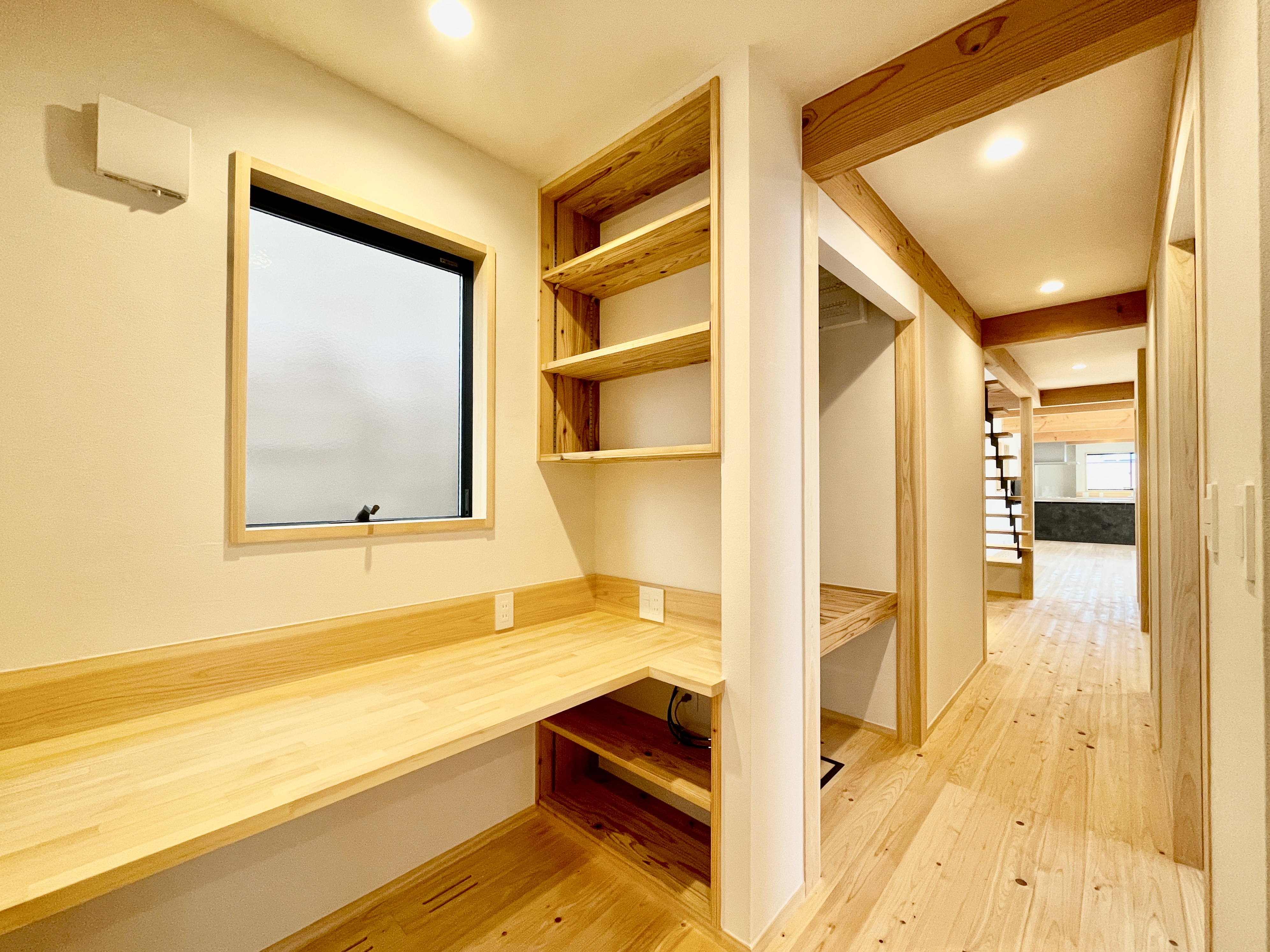 静岡県東部裾野市佐野に建築したパッシブデザインの自然素材の家建築設計施工事例。
主な特徴は
・レッドシダー羽目板のゲート
・木の塀で目隠ししたウッドデッキの中庭
・鉄骨のリビング階段
・ウッドデッキの洗濯物干しと布団干しスペース
・シューズクローク
・ウォークインクローゼット
・テレワーク・リモートワークスペース
・キッチンシンクを組み込んだ造作洗面化粧台
・御影石と檜の羽目板仕上げの浴室
・富士山一望のロフト
・富士山一望のルーフバルコニー
全室消臭調湿効果が高い珪藻土 床は無垢の桧フローリングなど天然素材仕上げ。
収納がたくさんあって使い勝手が良く住み心地がいいサステナブルな自然素材の家です。
画像はカウンター机や本棚を造り付けで作成した書斎コーナー