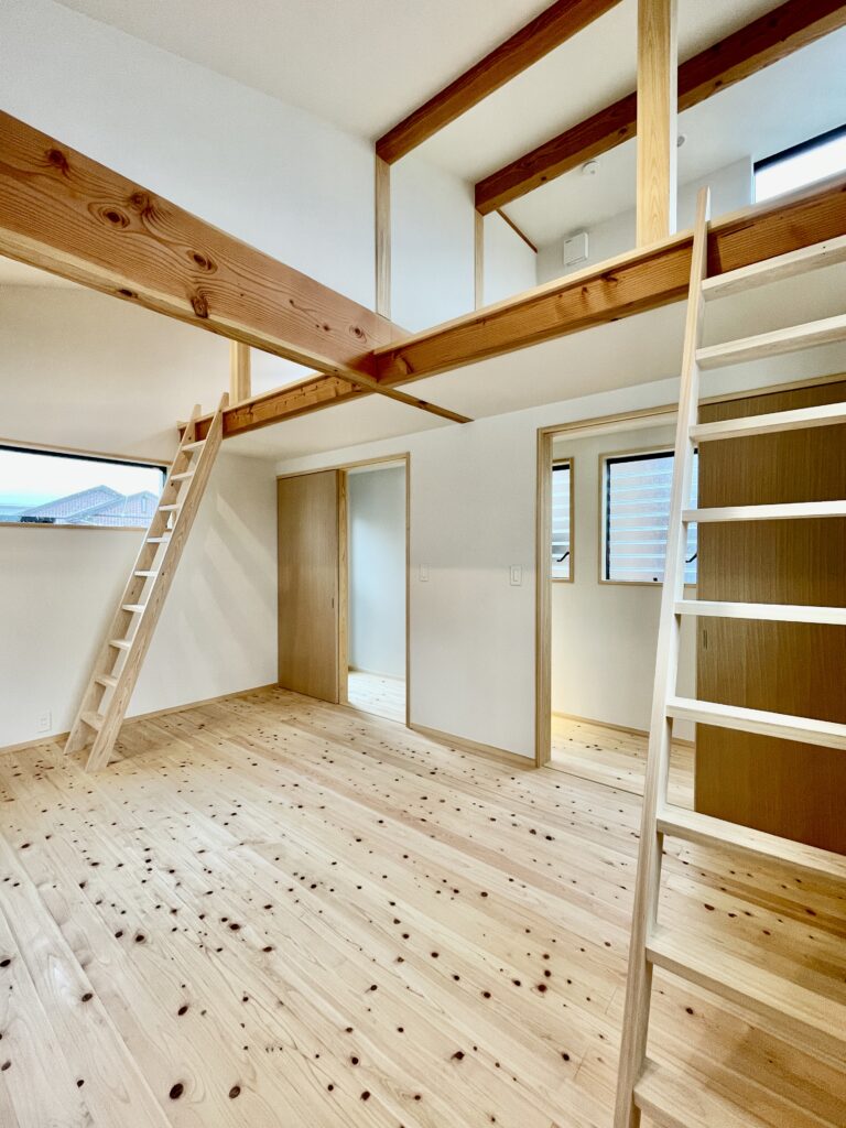 静岡県東部裾野市佐野に建築したパッシブデザインの自然素材の家建築設計施工事例。 主な特徴は ・レッドシダー羽目板のゲート ・木の塀で目隠ししたウッドデッキの中庭 ・鉄骨のリビング階段 ・ウッドデッキの洗濯物干しと布団干しスペース ・シューズクローク ・ウォークインクローゼット ・テレワーク・リモートワークスペース ・キッチンシンクを組み込んだ造作洗面化粧台 ・御影石と檜の羽目板仕上げの浴室 ・富士山一望のロフト ・富士山一望のルーフバルコニー 全室消臭調湿効果が高い珪藻土 床は無垢の桧フローリングなど天然素材仕上げ。 収納がたくさんあって使い勝手が良く住み心地がいいサステナブルな自然素材の家です。 画像は富士山が一望できるロフトがある子供部屋