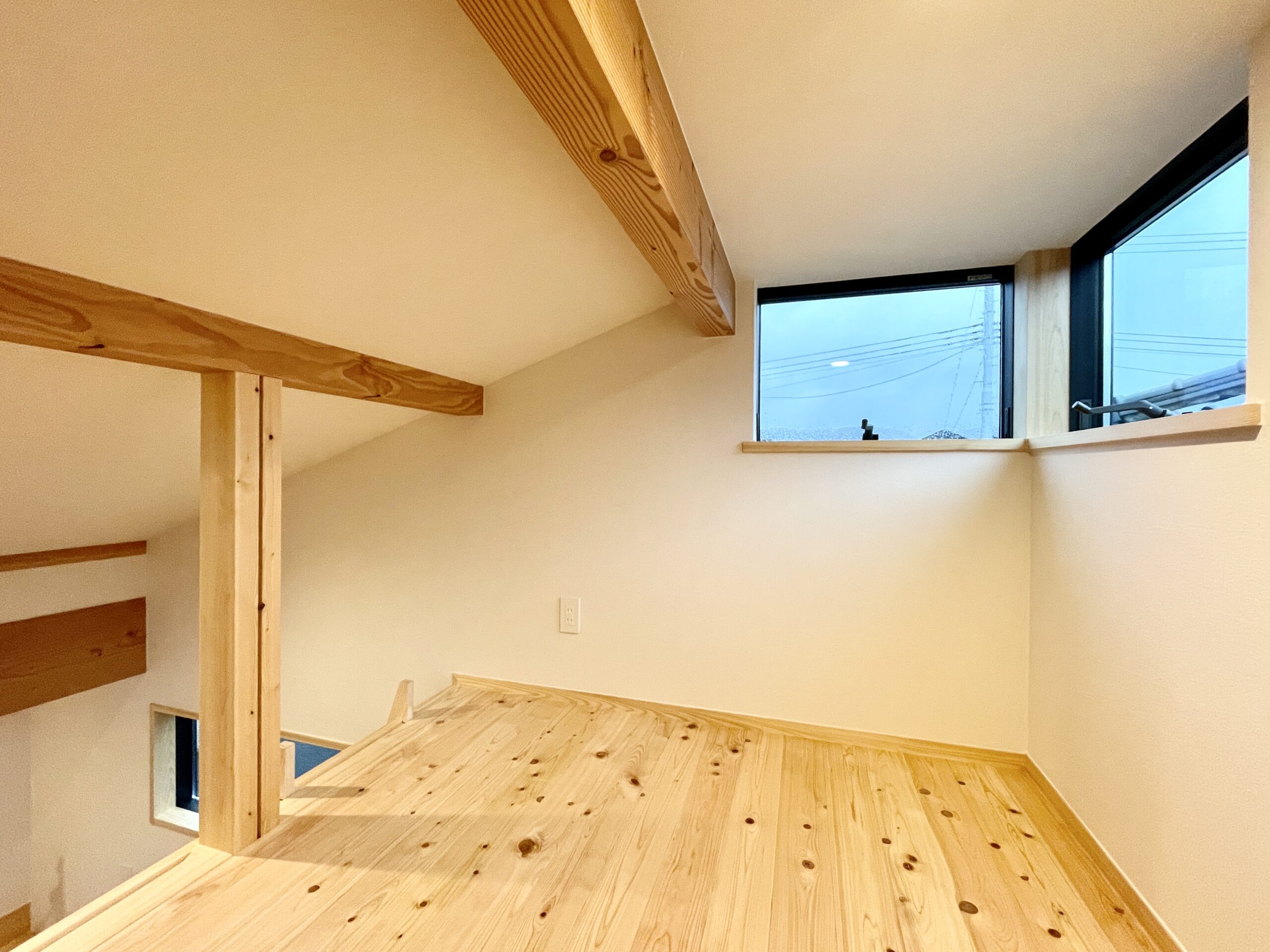 静岡県東部裾野市佐野に建築したパッシブデザインの自然素材の家建築設計施工事例。
主な特徴は
・レッドシダー羽目板のゲート
・木の塀で目隠ししたウッドデッキの中庭
・鉄骨のリビング階段
・ウッドデッキの洗濯物干しと布団干しスペース
・シューズクローク
・ウォークインクローゼット
・テレワーク・リモートワークスペース
・キッチンシンクを組み込んだ造作洗面化粧台
・御影石と檜の羽目板仕上げの浴室
・富士山一望のロフト
・富士山一望のルーフバルコニー
全室消臭調湿効果が高い珪藻土 床は無垢の桧フローリングなど天然素材仕上げ。
収納がたくさんあって使い勝手が良く住み心地がいいサステナブルな自然素材の家です。
画像は富士山が見える子供室のロフト