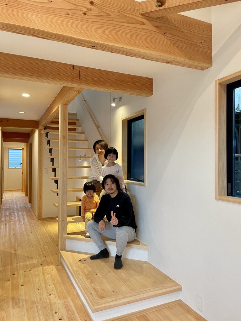 静岡県東部裾野市佐野に建築したパッシブデザインの自然素材の家建築設計施工事例。
主な特徴は
・レッドシダー羽目板のゲート
・木の塀で目隠ししたウッドデッキの中庭
・鉄骨のリビング階段
・ウッドデッキの洗濯物干しと布団干しスペース
・シューズクローク
・ウォークインクローゼット
・テレワーク・リモートワークスペース
・キッチンシンクを組み込んだ造作洗面化粧台
・御影石と檜の羽目板仕上げの浴室
・富士山一望のロフト
・富士山一望のルーフバルコニー
全室消臭調湿効果が高い珪藻土 床は無垢の桧フローリングなど天然素材仕上げ。
収納がたくさんあって使い勝手が良く住み心地がいいサステナブルな自然素材の家です。
画像はリビング階段