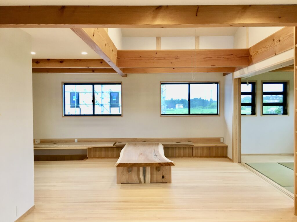 小山町用沢に建築したソーラーシステムそよ風で床暖房する2階リビングの自然素材の家
画像は東西南北と高窓からの通風と採光で明るく風通しのいい2階吹抜けリビング。
テレビ台兼掘り炬燵式の書斎コーナーを造り付けで作成