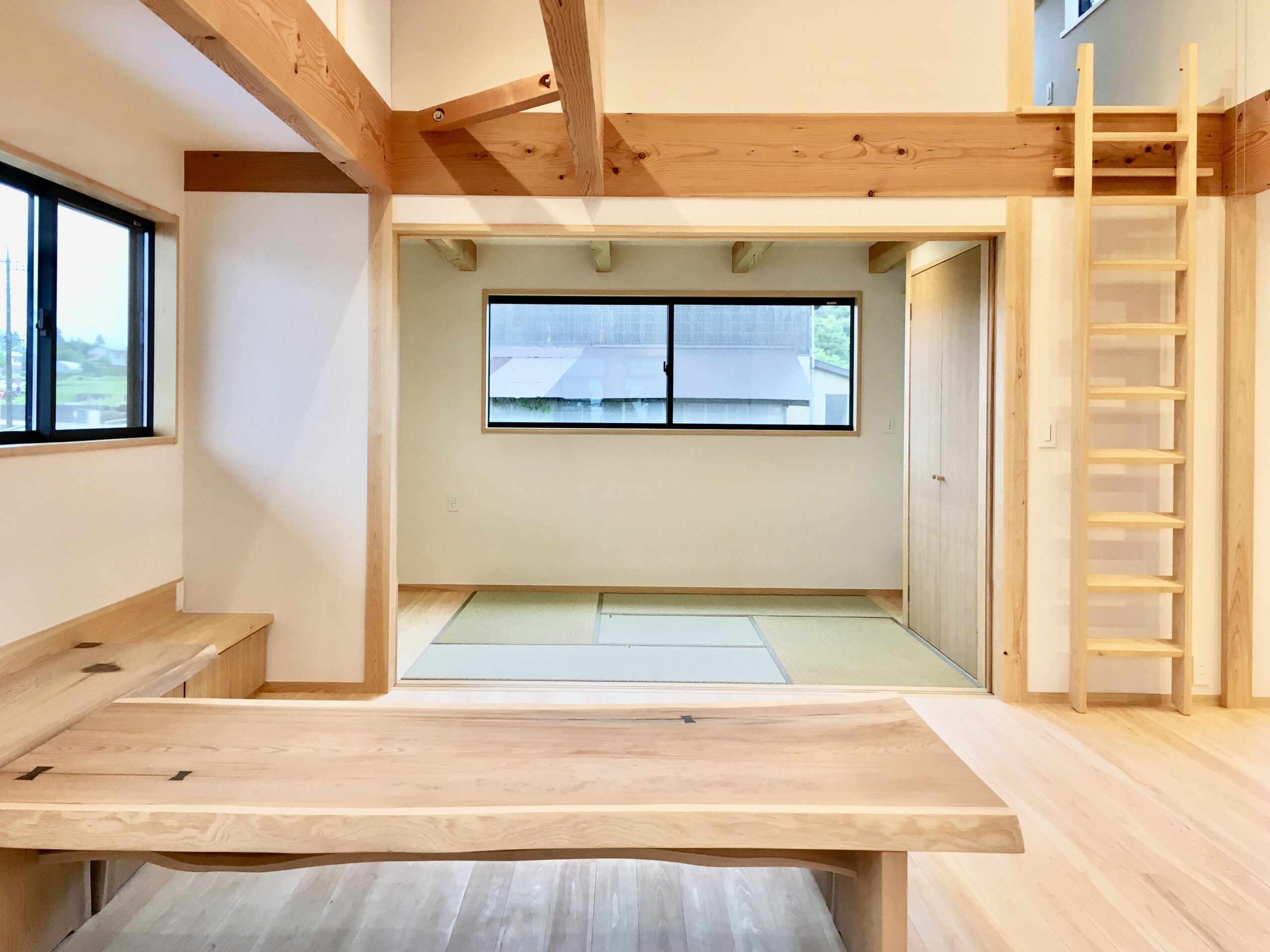 小山町用沢に建築したソーラーシステムそよ風で床暖房する2階リビングの自然素材の家
画像は引き込み戸を閉めると客間になるリビン義畳コーナー
上部はロフト