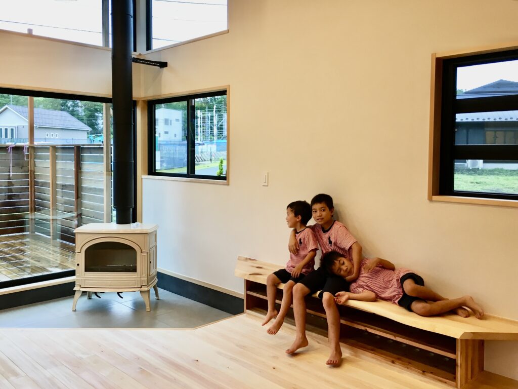 小山町わさび平別荘地に建築したソーラーシステムそよ風で床暖房するパッシブデザインの自然素材の家。 画像はウッドデッキが隣接する富士山一望の土間に薪ストーブを設置した吹抜けのリビング