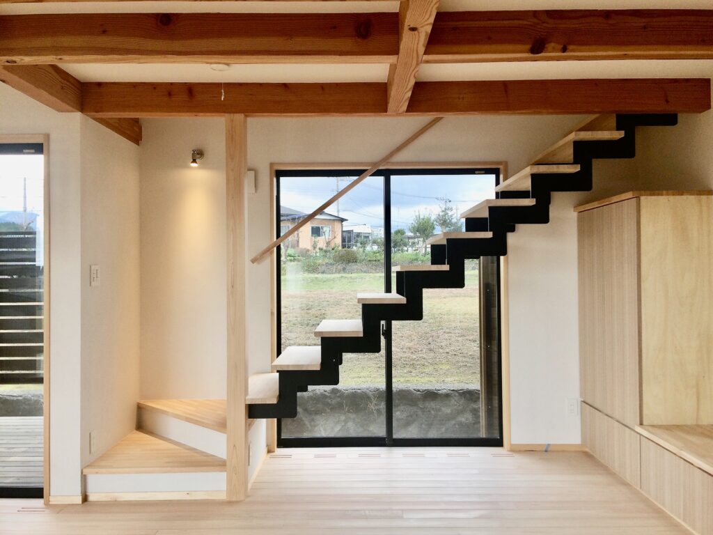 裾野市に建築したソーラーシステムそよ風で床暖房するパッシブデザインの自然素材の家
画像は小さいお子さんから高齢者までゆったり昇降できる勾配が緩い鉄骨のリビング階段