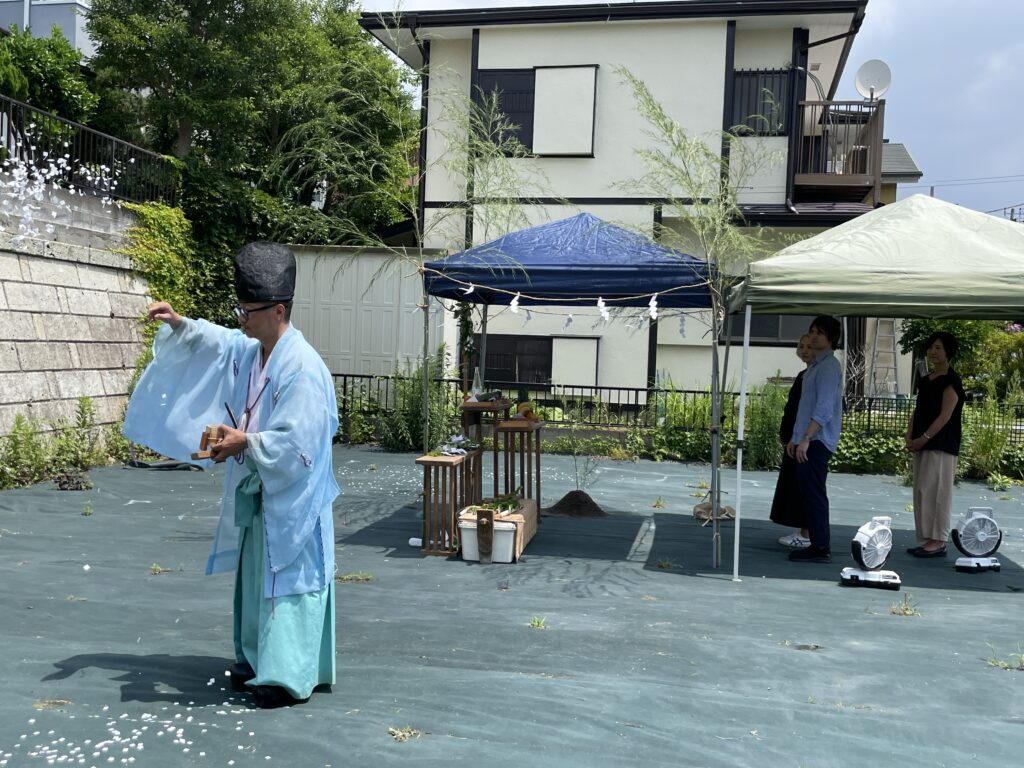 神奈川県鎌倉市西鎌倉のソーラーシステムそよ風で床暖房するパッシブデザインの自然素材の家。 自然素材の家　別荘注文住宅専門の一級建築士事務所　探彩工房建築設計事務所と建てるサステナブルな環境共生住宅の建築設計施工事例。 L字型間取りプランで湘南海岸一望！ 画像は地鎮祭の様子