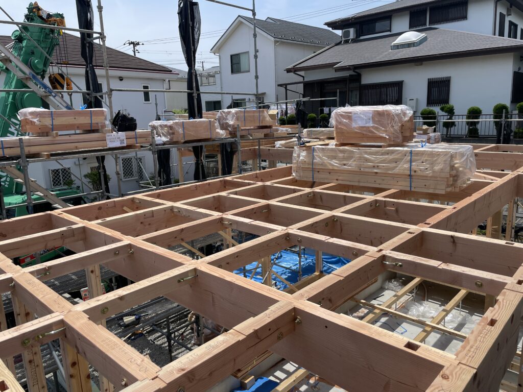 神奈川県鎌倉市西鎌倉のソーラーシステムそよ風で床暖房するパッシブデザインの自然素材の家。
自然素材の家　別荘注文住宅専門の一級建築士事務所　探彩工房建築設計事務所と建てるサステナブルな環境共生住宅の建築設計施工事例。
L字型間取りプランで湘南海岸一望！
画像は太く丈夫な２階床の梁組
