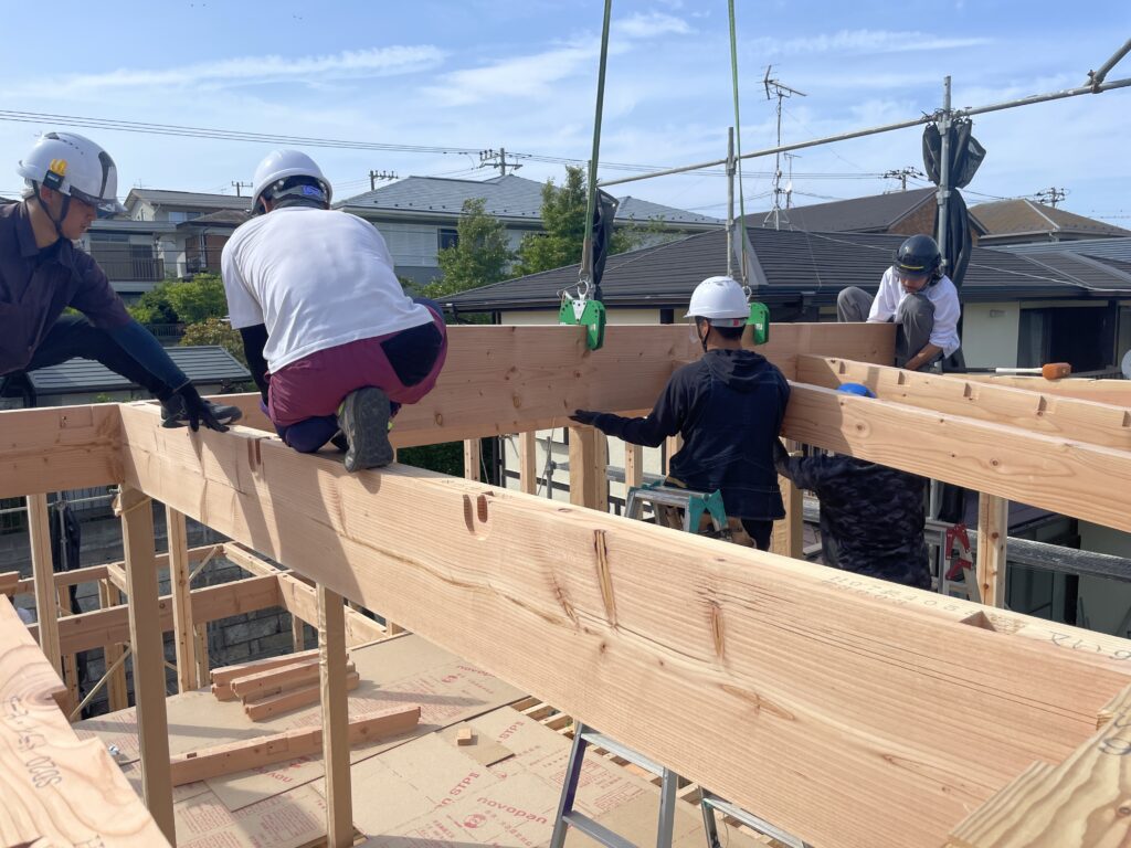 神奈川県鎌倉市西鎌倉のソーラーシステムそよ風で床暖房するパッシブデザインの自然素材の家。
自然素材の家　別荘注文住宅専門の一級建築士事務所　探彩工房建築設計事務所と建てるサステナブルな環境共生住宅の建築設計施工事例。
L字型間取りプランで湘南海岸一望！
画像は太く丈夫な２階小屋梁組