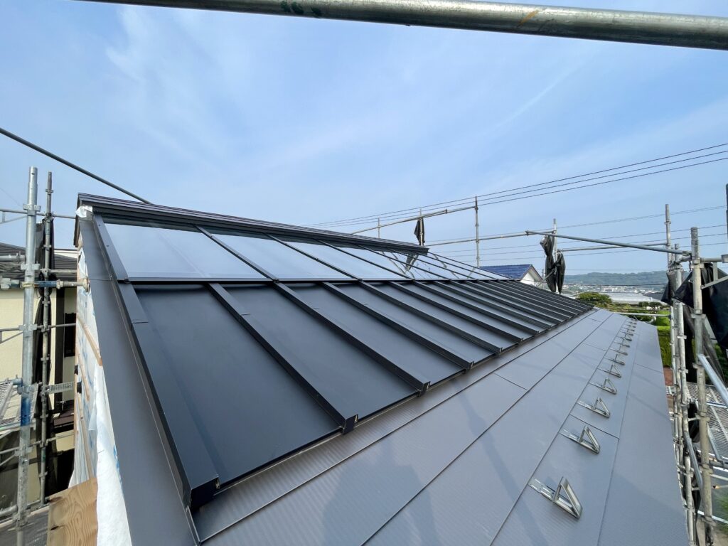 神奈川県鎌倉市西鎌倉のソーラーシステムそよ風で床暖房するパッシブデザインの自然素材の家。 自然素材の家 別荘注文住宅専門の一級建築士事務所 探彩工房建築設計事務所と建てるサステナブルな環境共生住宅の建築設計施工事例。 L字型間取りプランで湘南海岸一望! 画像は太陽熱で床暖房するソーラーシステムそよ風の屋根集熱ガラス施工の様子。 外気を屋根で温め温めた空気を床下に送り換気をしながら床暖房します。 木の香りがする工事現場です。