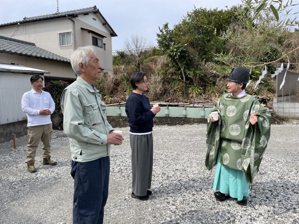 静岡県東部沼津市中沢田のソーラーシステムそよ風で床暖房するパッシブデザインの平家の自然素材の家。 自然素材の家 別荘 注文住宅専門の一級建築士事務所 探彩工房建築設計事務所と建てるサステナブルな環境共生住宅。 画像は地鎮祭の様子。