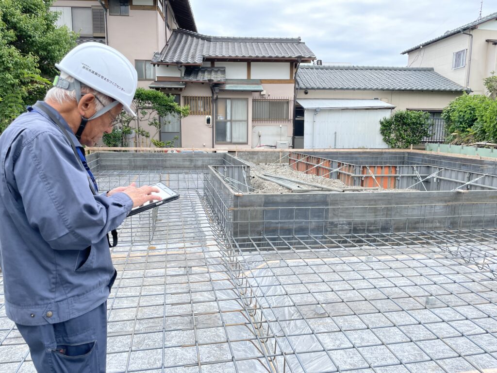 静岡県東部沼津市中沢田のソーラーシステムそよ風で床暖房するパッシブデザインの平家の自然素材の家。 自然素材の家 別荘 注文住宅専門の一級建築士事務所 探彩工房建築設計事務所と建てるサステナブルな環境共生住宅。 画像は基礎工事の配筋検査の様子。