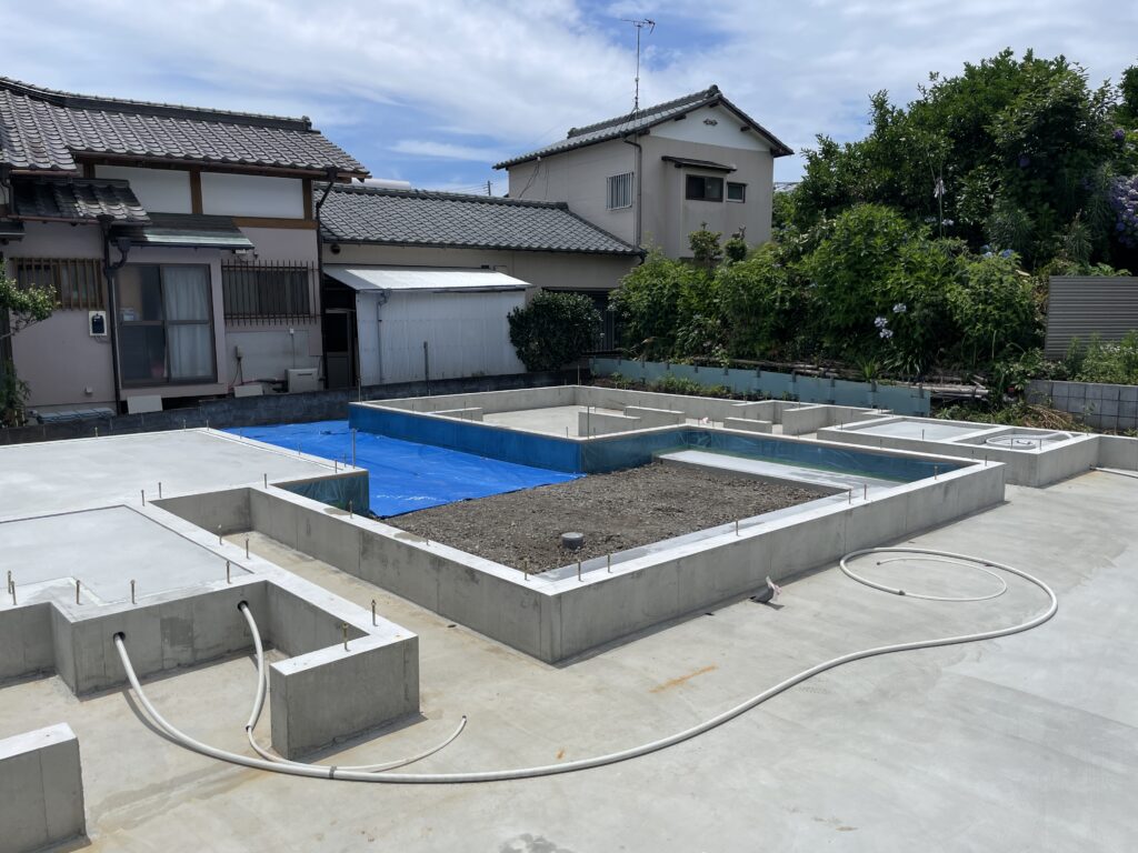 静岡県東部沼津市中沢田のソーラーシステムそよ風で床暖房するパッシブデザインの平家の自然素材の家。 自然素材の家 別荘 注文住宅専門の一級建築士事務所 探彩工房建築設計事務所と建てるサステナブルなコの字型間取りプランの環境共生住宅。 画像は基礎工事の様子。