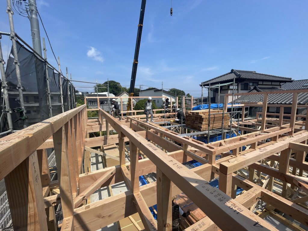 静岡県東部沼津市中沢田のソーラーシステムそよ風で床暖房するパッシブデザインの平家の自然素材の家。 自然素材の家 別荘 注文住宅専門の一級建築士事務所 探彩工房建築設計事務所と建てるサステナブルなコの字型間取りプランの環境共生住宅。 画像は上棟の様子。 太い梁と丈夫な構造架構組が特徴。 木の香りがする建築工事現場です。